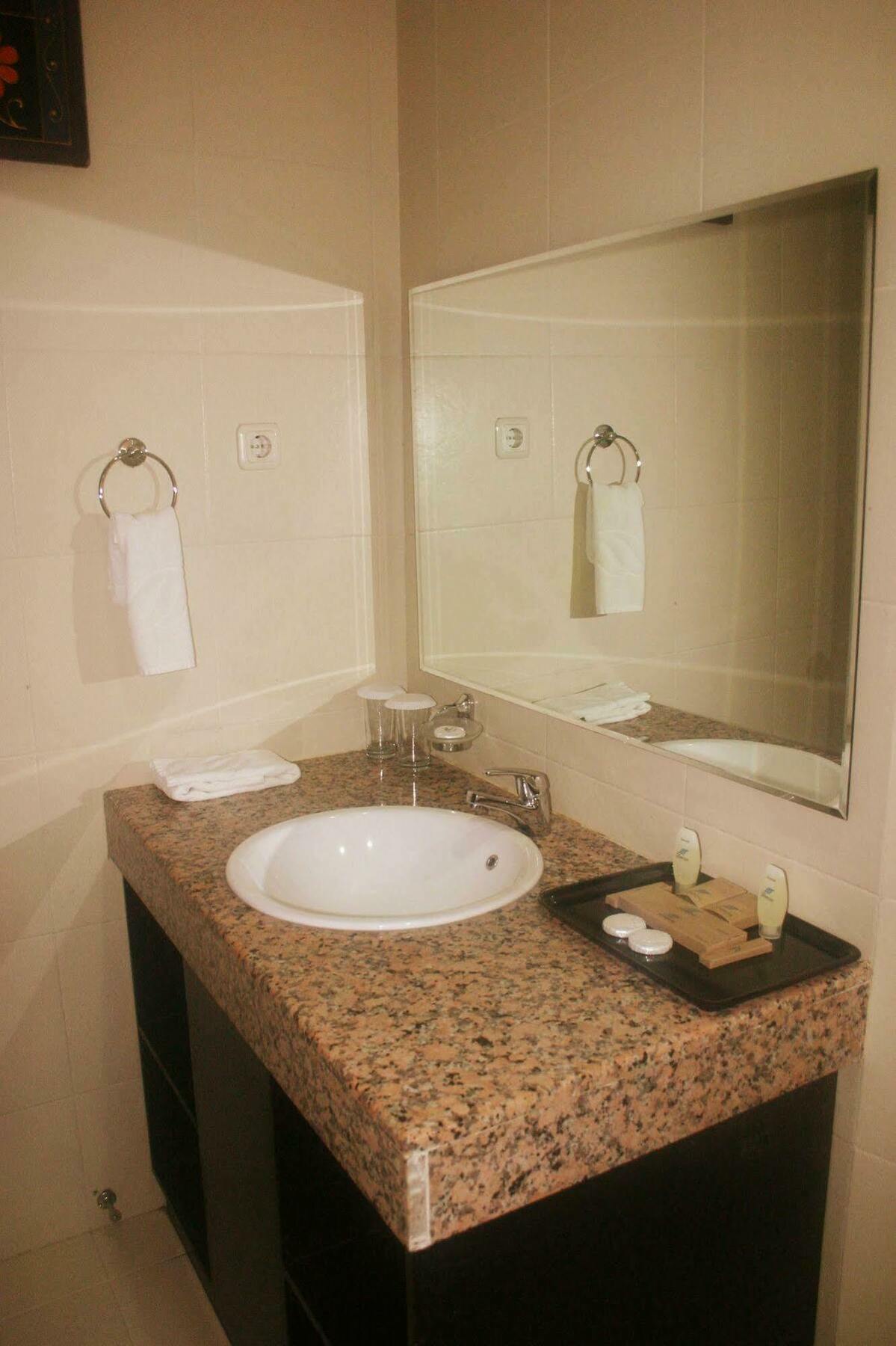 Royal Mamberamo Hotel Sorong Zewnętrze zdjęcie